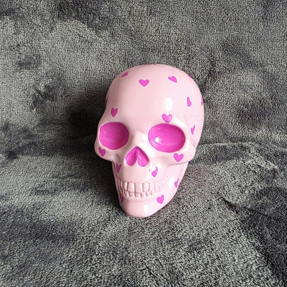 Valentine's Day Halloween Day of the dead Polyresin Skull with Hearts Pink NWT